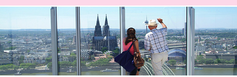 Ansicht vom KlnTrianglePanorma: Zwei Touristen schauen auf den Klner Dom